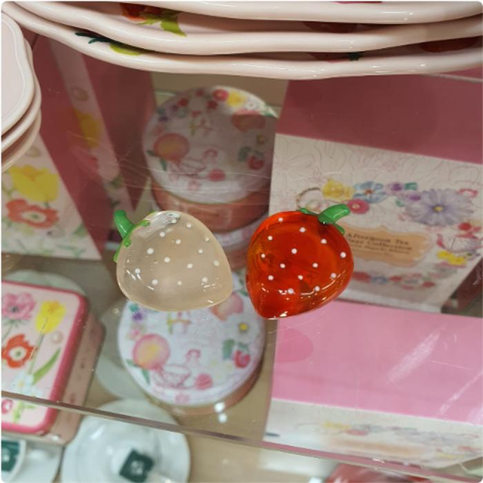 Chopstick Resting Strawberry Form @Each