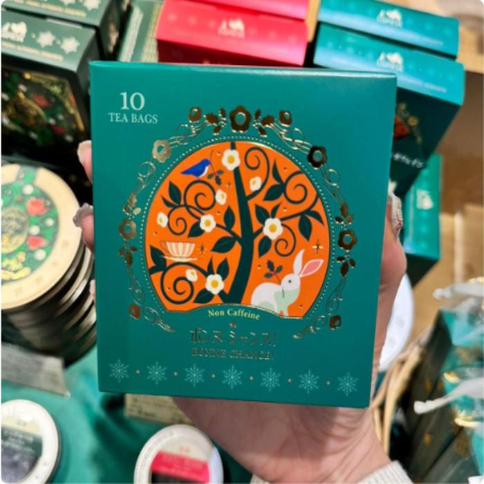 Decaf also yaaaa Bonne Chance: Green Rooibos Wrapped in the Rich Scent of White Peach, Raspberry, and Milabel.