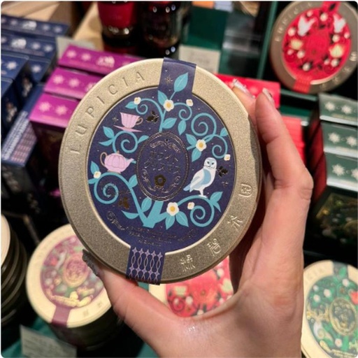 [11/10/2024-12:09-235] White Christmas: Black Tea with the image of sweet and fragrant baked goods woven with white chocolate and nuts.It is a gentle flavor that can be relieved on a sacred day when it snows.Also recommended for milk tea.

50G Lupicia type of White Christmas