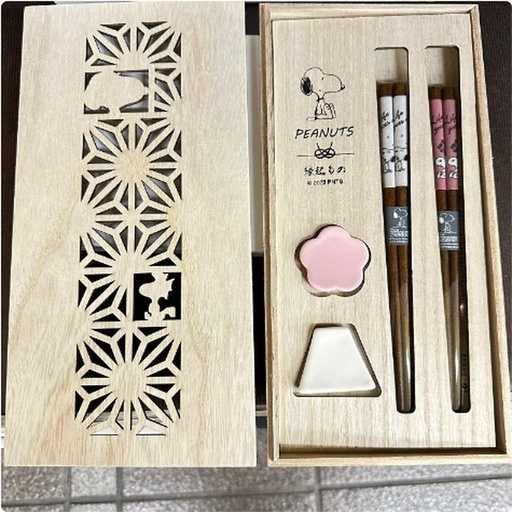 [1/25/2025-10:08-600] Peanuts Chopstick and Chopstick Rest Sets with Wooden Box 