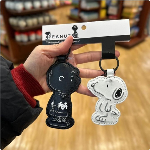 [1/26/2025-11:49-400] Black / White Snoopy Charlie Keychain